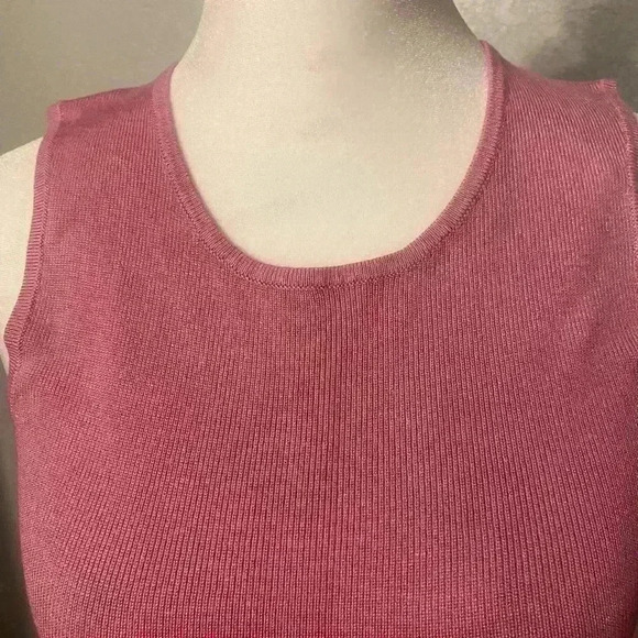 Leo & Nicole sleeveless round neck dressy sweater tank shell in dusty rose SMALL - Picture 2 of 7